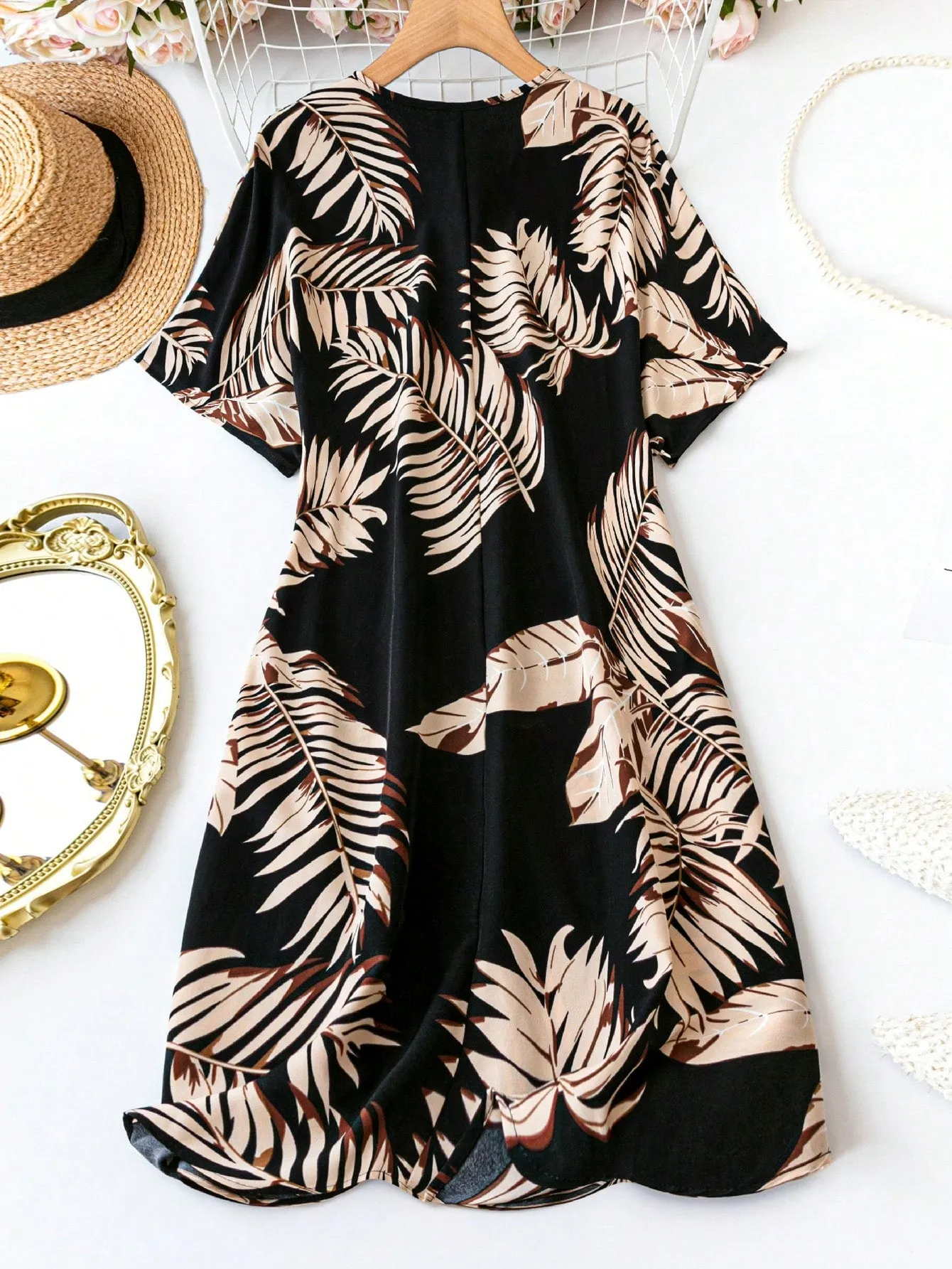 SHEIN VCAY Women's Plus Size Loose Fit Casual V-Neck Leaf Print Dress